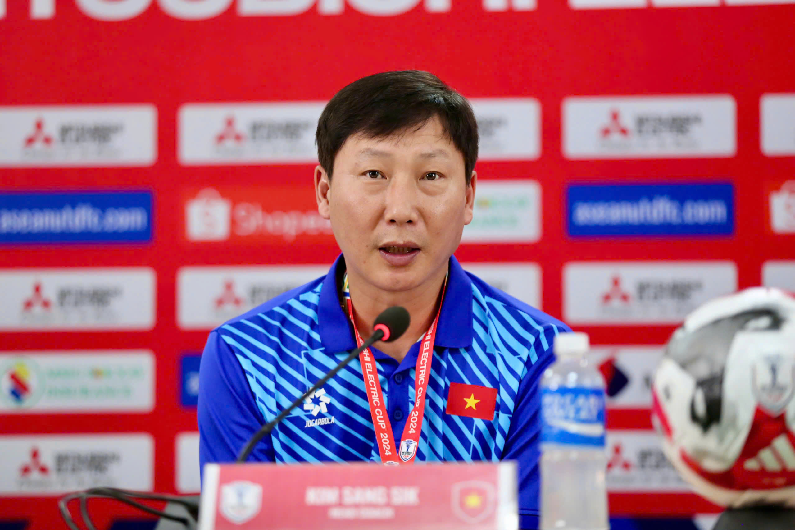 FIFA nói điều đặc biệt về HLV Kim Sang Sik