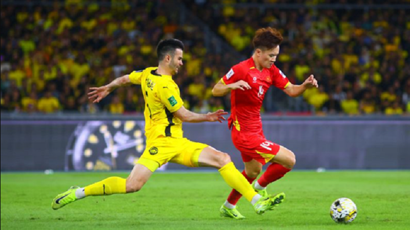 Malaysia bị ‘nhấn chìm’ sau trận thua ĐT Việt Nam, bại tướng của HLV Kim Sang Sik cầu cứu